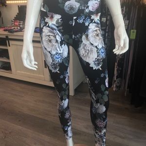 Super cute floral leggings!